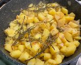 Une image de l'étape 13 de Pommes de terre rouges sautées ail, oignon et herbes aromatiques.