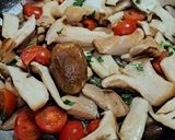 Foto del passaggio 2 della ricetta Cardoncelli trifolati con pomodorino 🍄🍅🌿