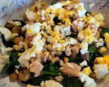 Foto del paso 2 de la receta: Revuelto de espinacas, con garbanzos, huevo, atún y pasas