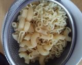 Foto langkah ke 2 dari resep Seblak Mie Makaroni Telur Sosis.