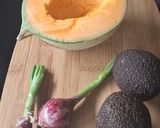 Une image de l'étape 1 de Tartine guacamole au melon et jambon de Bayonne.