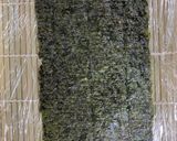 Hình bước làm 3 của món Cơm cuộn phủ bơ cá trích