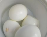 A picture of step 4 of Hard boiled eggs salad.
