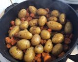 Une image de l'étape 8 de Pommes de terre grenailles et carottes rôties à l ail,cumin et herbes de Provence.