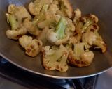 ফুলকপি দিয়ে কাতলা মাছের ঝোল। (Fish curry with Cauliflower recipe in Bengali) রেসিপি ধাপ - 2 ছবি