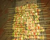 Foto del paso 5 de la receta: Brochetas de pollo marinado a la parrilla