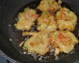 Foto langkah ke 4 dari resep Bakwan Mie Ala Kobe.