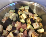 Foto del paso 5 de la receta: Pollo con berenjenas en salsa de tomates y verduras