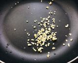Hình bước làm 1 của món Cơm rang đào hoa