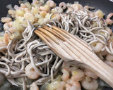 Foto del paso 5 de la receta: Espaguetis ennegrecidos con gambas y gulas