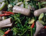 Foto langkah ke 6 dari resep Tumis kangkung sosis.