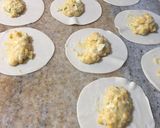 Foto del paso 5 de la receta: Empanadas tipo criollas de choclo cremoso