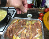 Foto del paso 3 de la receta: Pollo al horno con patatas panaderas y tomate asado
