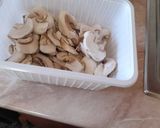 Gombás, kolbászos pizza recept fázis 3 fotója