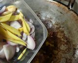 Gambar langkah 3 resipi Ayam Kicap Kentang Terung.