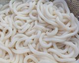Hình bước làm 2 của món Mì udon xào nấm tươi, ngó sen, chả cá, xúc xích