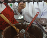 Foto del paso 6 de la receta: Bombones de chocolate oscuro con relleno de maracuyá y mezcal
