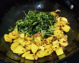 A picture of step 3 of Methi aloo fry.