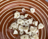 Foto del paso 4 de la receta: Bacalao skrei con gambones al ajillo, sobre cama de pimientos