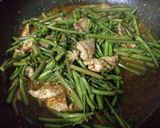 รูปขั้นตอนการทำที่ 3 ของ ผัดพริกแกงผักบุ้งหมูติดมัน