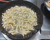ગાંઠીયા (જારાથી પાડેલા)(Ganthiya Recipe In Gujarati) રેસીપી સ્ટેપ3ફોટો