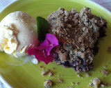 Foto del paso 3 de la receta: Crumble de arándanos, pera y manzanas con helado de vainilla