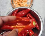 A picture of step 1 of Moti Lal Mirch Ka Achaar.