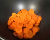 Foto del paso 5 de la receta: Wok de zanahoria y cebolla con salchichas