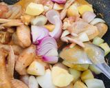 รูปขั้นตอนการทำที่ 2 ของ แกงกะหรี่ไก่สูตรอร่อยเหาะ