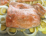 Foto del paso 4 de la receta: Salmón al horno con cama de patatas y cebolla