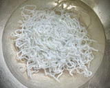 Foto del paso 3 de la receta: Ternera en salsa hoisin sobre gofre de kéfir y fideos konjac