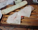 Foto del paso 2 de la receta: Bocadillo de pata asada, tomate y queso con alioli