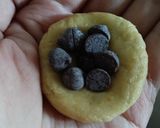 Foto langkah ke 3 dari resep Bola Ubi isi Coklat.