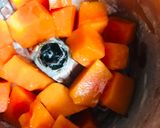 A picture of step 2 of Papaya shake.