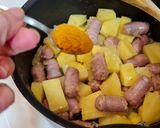 Foto del paso 3 de la receta Patatas guisadas con salchichas frescas al curry