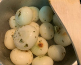 Foto del paso 1 de la receta: Cebollas francesas caramelizadas con vino y miel de guarnición