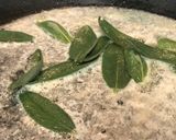 Foto del paso 3 de la receta Tallarines con salmón y cherrys en salsa de salvia con mantequilla