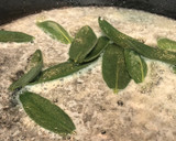 Foto del paso 3 de la receta: Tallarines con salmón y cherrys en salsa de salvia con mantequilla