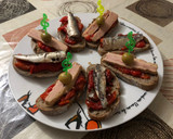 Foto del paso 2 de la receta: Una de montaditos en clave de sol de pimientos asados bonito y sardinitas en aceite de oliva