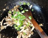 Foto langkah ke 5 dari resep Tumis Jamur Shimeji.