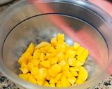 Foto del paso 1 de la receta: Sangría de Cava 🍾 🍑 🍋 🍊 🍓