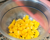 Foto del paso 1 de la receta: Sangría de Cava 🍾 🍑 🍋 🍊 🍓
