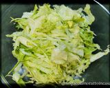 Foto del passaggio 2 della ricetta Polpettine di Salmone, Patate e Carote al forno su insalata con salsa allo yogurt