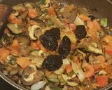 Foto del paso 4 de la receta: Pollo al cava con verduras, champiñones, jengibre y cúrcuma