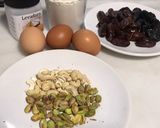 Foto del paso 1 de la receta: Tarta sin azúcar, con dátiles, ciruelas pistachos,nueces almendras, y avellanas para compensarlo