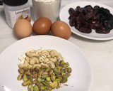 Foto del paso 1 de la receta: Tarta sin azúcar, con dátiles, ciruelas pistachos,nueces almendras, y avellanas para compensarlo