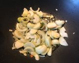 Une image de l'étape 4 de Wok au légumes, poulet et sauce aigre-douce.