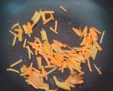 Foto langkah ke 3 dari resep Nasi Goreng Wortel.