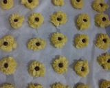 Foto langkah ke 3 dari resep Kue Semprit Susu.