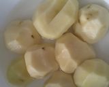 Foto del paso 1 de la receta: Pizza con masa de papa hecha en sartén...🤔🤨🙄🍕🧀🍳🌰🍆🧀🍕